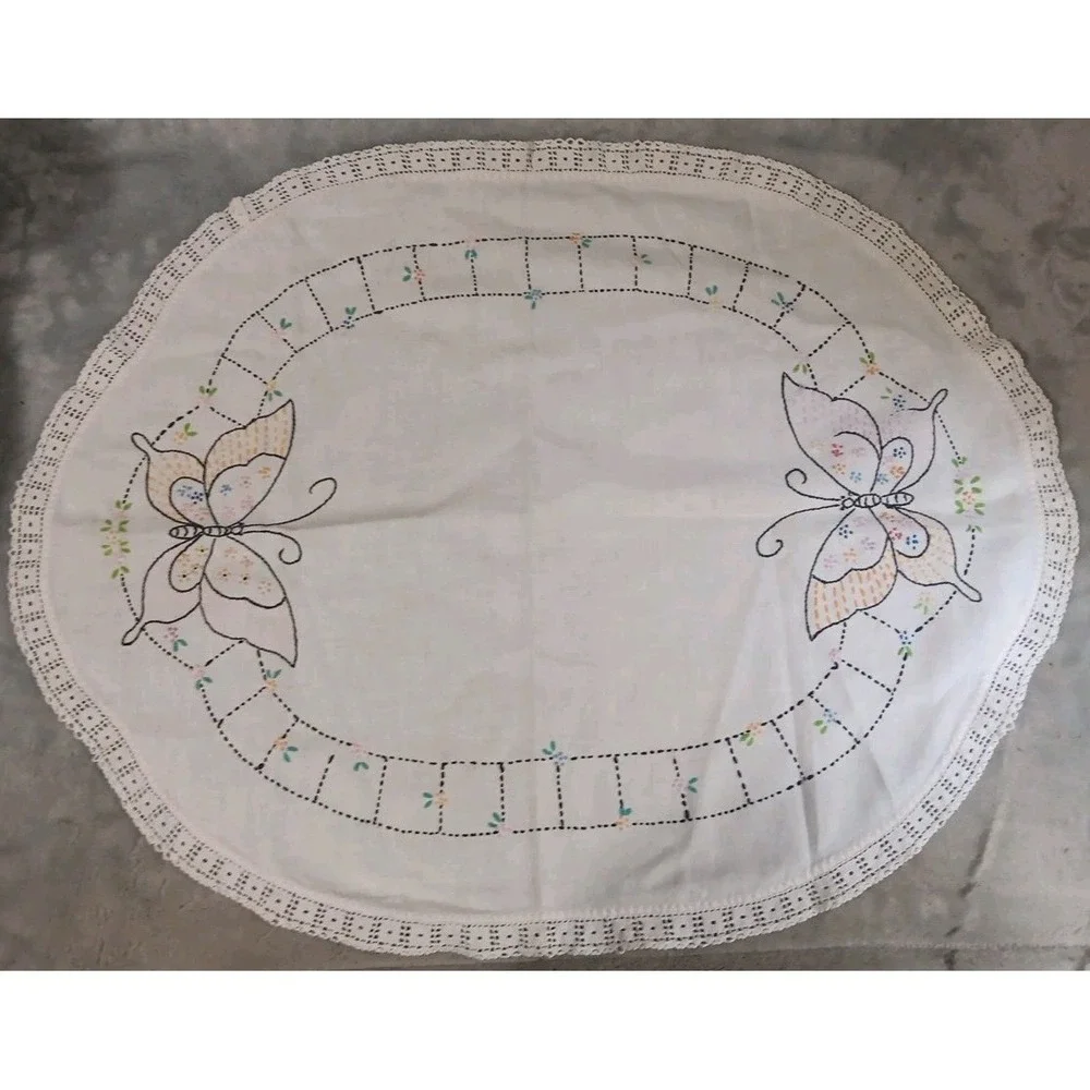 Vtg Table Topper Tablecloth Oval Floral‎ Embroidered Butterfly Crocheted Trim
